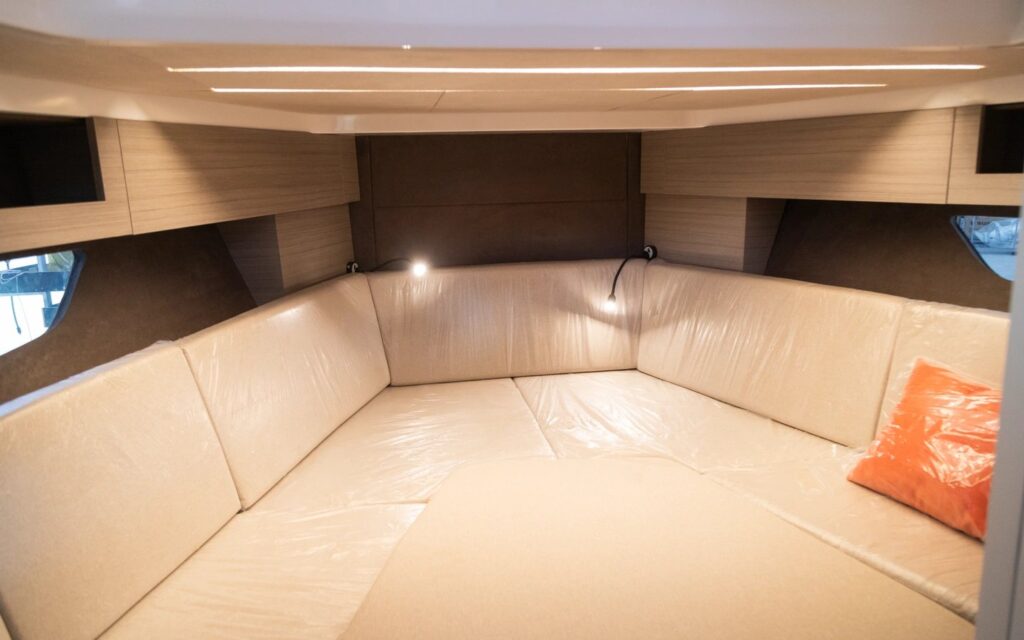 IDEA 100 – Cockpit & Interior – photo 8